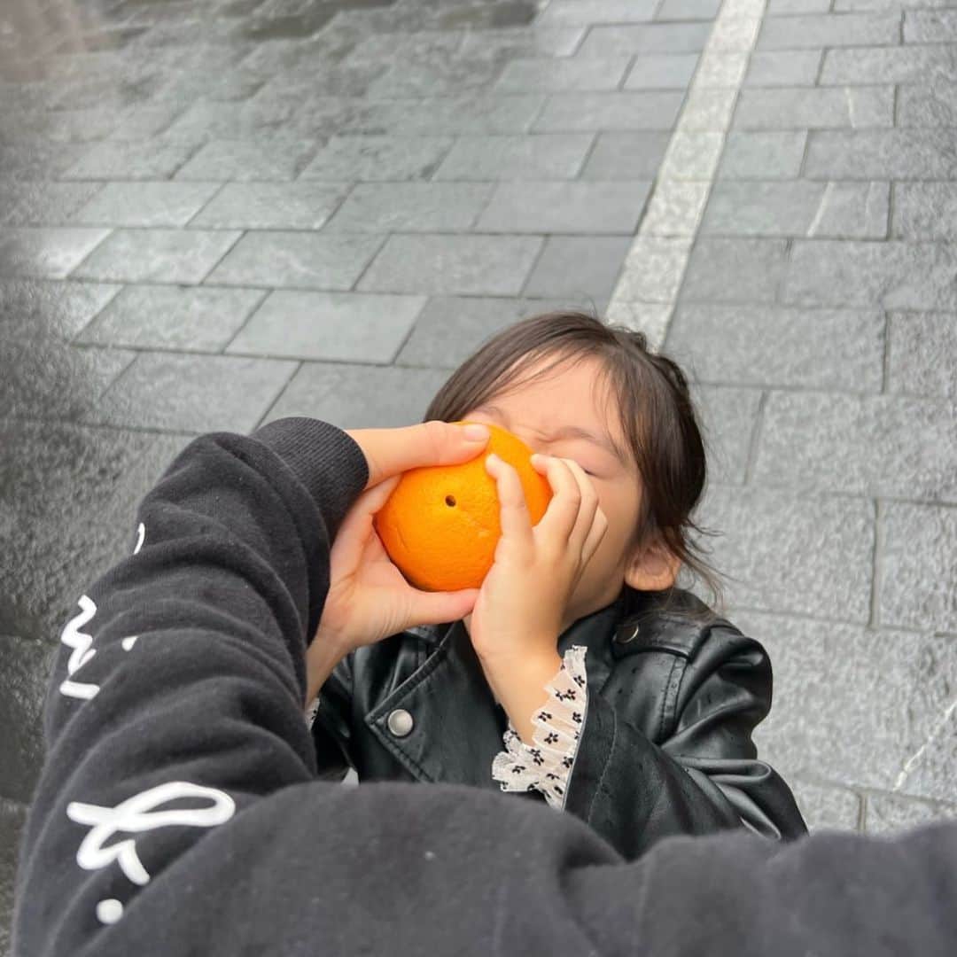 yuukii.iさんのインスタグラム写真 - (yuukii.iInstagram)「一応年齢的にミニ丈は大丈夫？ とは思いながらも🫨ゴアブーツやローファーと合わせるミニ丈が可愛くて♡  よく考えたら10年以上ぶりだった 伊勢神宮へ！！⛩️ 以前は次男がお腹にいると分かった次の日に行っていたので前回行った時をよく覚えてました🌿 歩けない〜抱っこ〜！って言っていた長男が 娘と手を繋いで同じ道を歩いてる姿に 少しグッときたり🥲♡ おかげ横丁も満喫して楽しい旅になりました☺️🫶」10月17日 19時13分 - yuukii.i