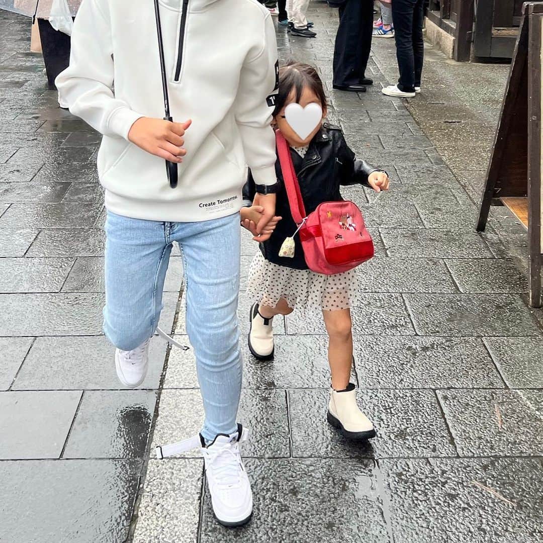 yuukii.iさんのインスタグラム写真 - (yuukii.iInstagram)「一応年齢的にミニ丈は大丈夫？ とは思いながらも🫨ゴアブーツやローファーと合わせるミニ丈が可愛くて♡  よく考えたら10年以上ぶりだった 伊勢神宮へ！！⛩️ 以前は次男がお腹にいると分かった次の日に行っていたので前回行った時をよく覚えてました🌿 歩けない〜抱っこ〜！って言っていた長男が 娘と手を繋いで同じ道を歩いてる姿に 少しグッときたり🥲♡ おかげ横丁も満喫して楽しい旅になりました☺️🫶」10月17日 19時13分 - yuukii.i
