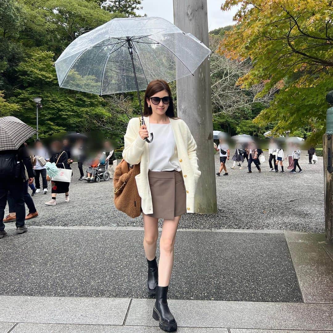 yuukii.iさんのインスタグラム写真 - (yuukii.iInstagram)「一応年齢的にミニ丈は大丈夫？ とは思いながらも🫨ゴアブーツやローファーと合わせるミニ丈が可愛くて♡  よく考えたら10年以上ぶりだった 伊勢神宮へ！！⛩️ 以前は次男がお腹にいると分かった次の日に行っていたので前回行った時をよく覚えてました🌿 歩けない〜抱っこ〜！って言っていた長男が 娘と手を繋いで同じ道を歩いてる姿に 少しグッときたり🥲♡ おかげ横丁も満喫して楽しい旅になりました☺️🫶」10月17日 19時13分 - yuukii.i