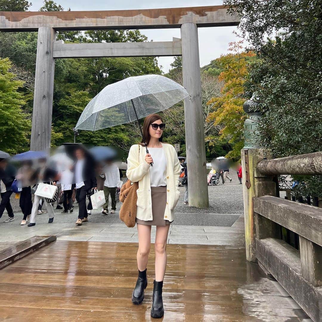 yuukii.iのインスタグラム：「一応年齢的にミニ丈は大丈夫？ とは思いながらも🫨ゴアブーツやローファーと合わせるミニ丈が可愛くて♡  よく考えたら10年以上ぶりだった 伊勢神宮へ！！⛩️ 以前は次男がお腹にいると分かった次の日に行っていたので前回行った時をよく覚えてました🌿 歩けない〜抱っこ〜！って言っていた長男が 娘と手を繋いで同じ道を歩いてる姿に 少しグッときたり🥲♡ おかげ横丁も満喫して楽しい旅になりました☺️🫶」
