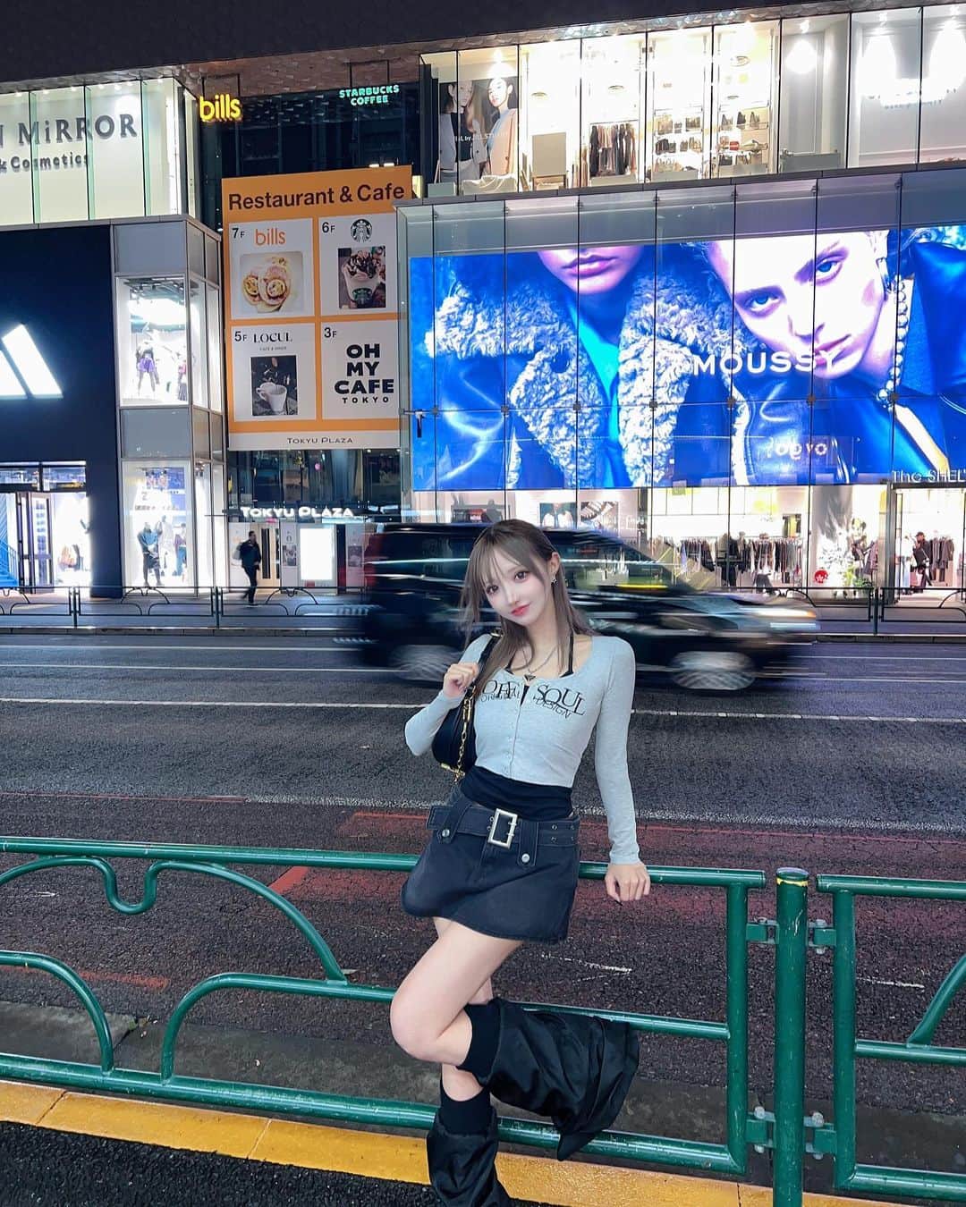 唯月みらいのインスタグラム：「一日店長&コラボ商品販売イベント 来てくださったみなさま 本当にありがとうございました🥹🤍🖤 だいすきなブランドさんで だいすきなお洋服に囲まれて だいすきな人たちに だいすきな接客ができて とっても楽しくてしあわせな時間でした🥲🩶  わざわざ会いに足を運んでくれるって ほんとうにこの上ないしあわせです🥲🩶  コラボ商品も即完でうれしかった（ ; ; ） そしてそして‼︎ ネット販売もはじまったよー🩶🖤‼︎ 少しでも多くの方の手元に届けられますように...🤍  ちなみにこのお洋服は ファンの子たちがわたしにって プレゼントで買ってくれたの🥹‼︎涙 うれしすぎるぅぅぅ😭😭😭 もちろん上下とも @ksg_seoul ✌️」