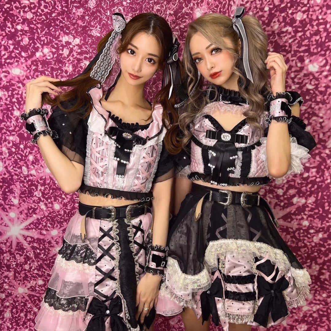ことみのインスタグラム：「あいらと💗😌🫶🫶 ポスター出来るの楽しみ🥺 画面いっぱいに可愛いが詰め込まれてる🥹  . #舞々悪魔 #まいでび #コンカフェ #コンカフェ嬢  #新宿#歌舞伎町#歌舞伎町キャバ嬢#歌舞伎#キャバクラ#キャバクラ嬢#revju#キャバ嬢#ワンピース#かわいい#キラキラ#ことみ」