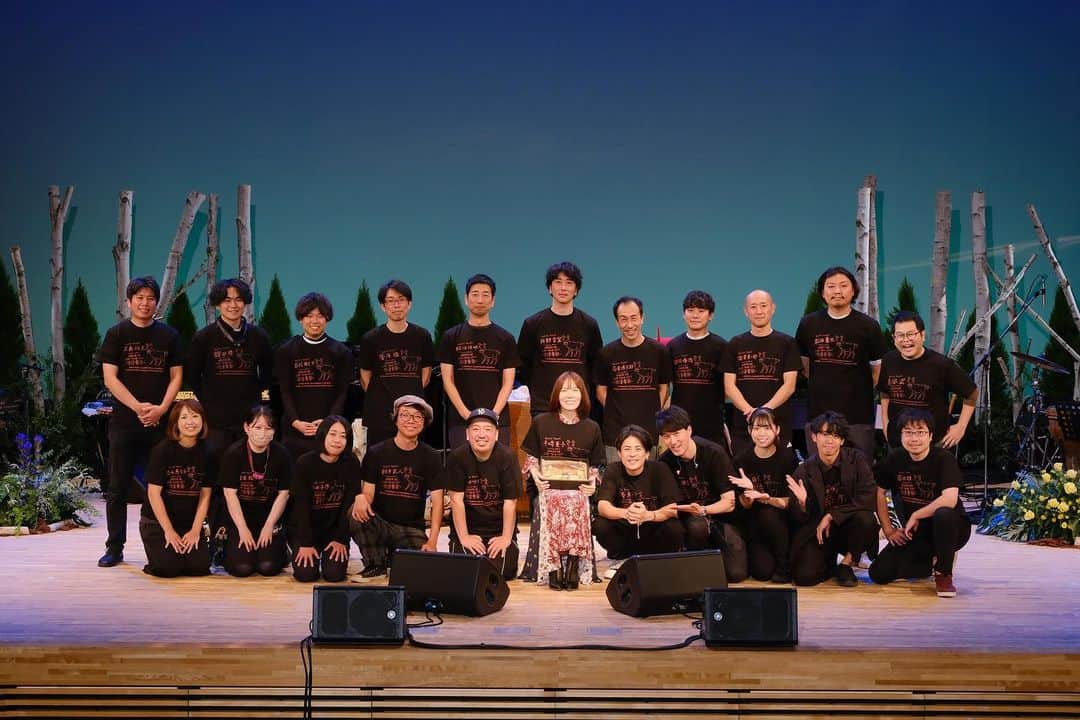 半崎美子さんのインスタグラム写真 - (半崎美子Instagram)「北海道ツアー2023〜往復書簡〜 ファイナル💌札幌カナモトホールに帰ってくることができました！愛しき故郷札幌で7会場分の思いが往復した尊いひととき。溢れる涙も思いも、あなたなしでは語れません。ＨＢＣ少年少女合唱団の煌めく歌声、ツアーチームスタッフとメンバーの職人魂にただただ感謝です！！ 全会場無事にツアーを完走でき、いまも余韻の中、あなたからのお便りを読み返しています。 往復書簡は私の活動の源流そのもの。 これからもあなたとの往復書簡を大切に続けていきたいです。  #北海道ツアー2023 #往復書簡 #カナモトホール #ミトカツユキ #高慶卓史 #福長雅夫 #新井武人　 #hbc少年少女合唱団  #半崎美子 #coron」10月17日 19時19分 - yoshikohanzaki