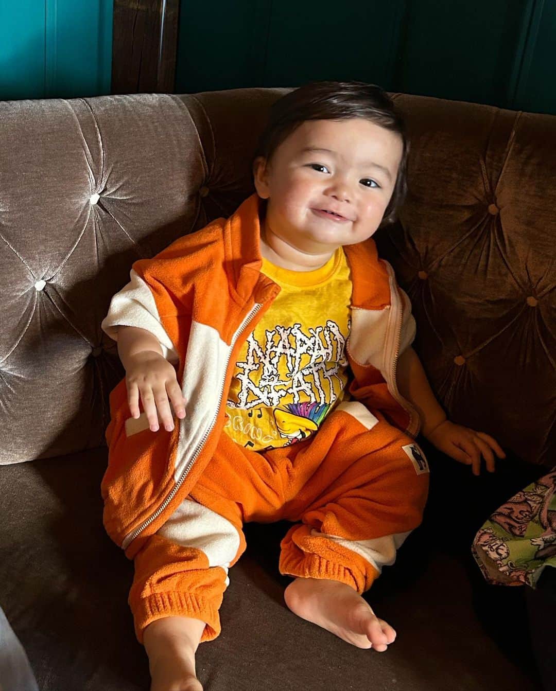 スージー・ロウのインスタグラム：「Somehow in amidst life (and world) chaos Casper’s first birthday happened  A whole year of bringing up this mochi face squishiness - well done us !  @therealjaimiehodgsonofficial ❤️❤️❤️」