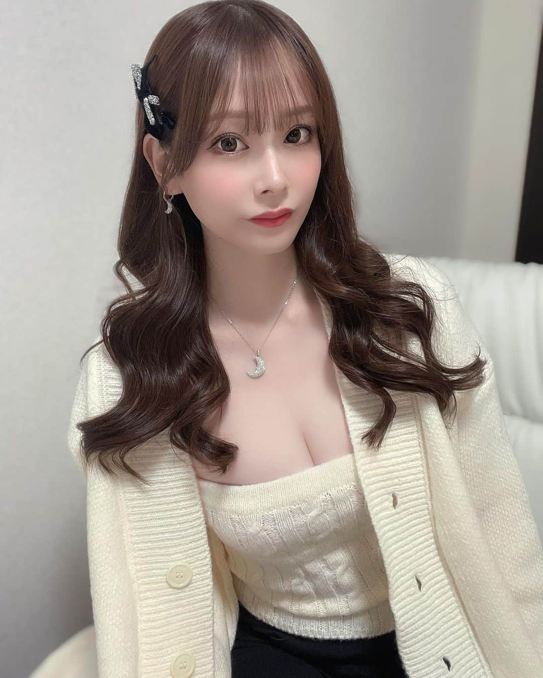 のインスタグラム：「かわゆい感じが好きだから 萌え袖ポーズは鉄板です☁🅦ͅ🅦̨🅦̨ こういうモフモフのカーディガン似た感じのを 毎年何個も買ってしまう૮ ˙ ˟ ˙ ა☁  ☁️☁️☁️☁️☁️☁️☁️☁️」