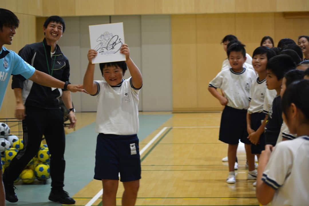 ジュビロ磐田さんのインスタグラム写真 - (ジュビロ磐田Instagram)「🏫#磐田市 小学校訪問レポート🏫  豊田北部小学校を訪問した #小川大貴 選手と #後藤啓介 選手。 『夢』についてのお話では、 それぞれの実体験を交えながら、大切にしてほしいことを伝えました🔥  #シャレン  @iwatacity_official  @sensyukai.jubilo」10月17日 19時16分 - jubiloiwata.official