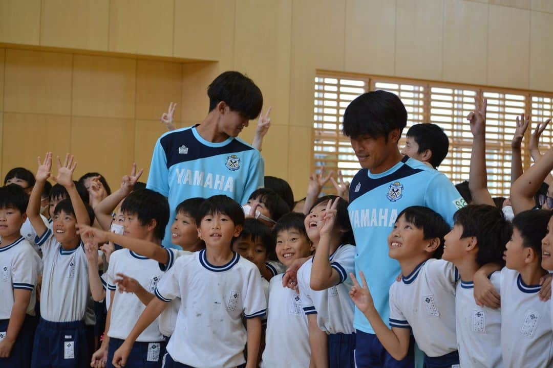 ジュビロ磐田さんのインスタグラム写真 - (ジュビロ磐田Instagram)「🏫#磐田市 小学校訪問レポート🏫  豊田北部小学校を訪問した #小川大貴 選手と #後藤啓介 選手。 『夢』についてのお話では、 それぞれの実体験を交えながら、大切にしてほしいことを伝えました🔥  #シャレン  @iwatacity_official  @sensyukai.jubilo」10月17日 19時16分 - jubiloiwata.official