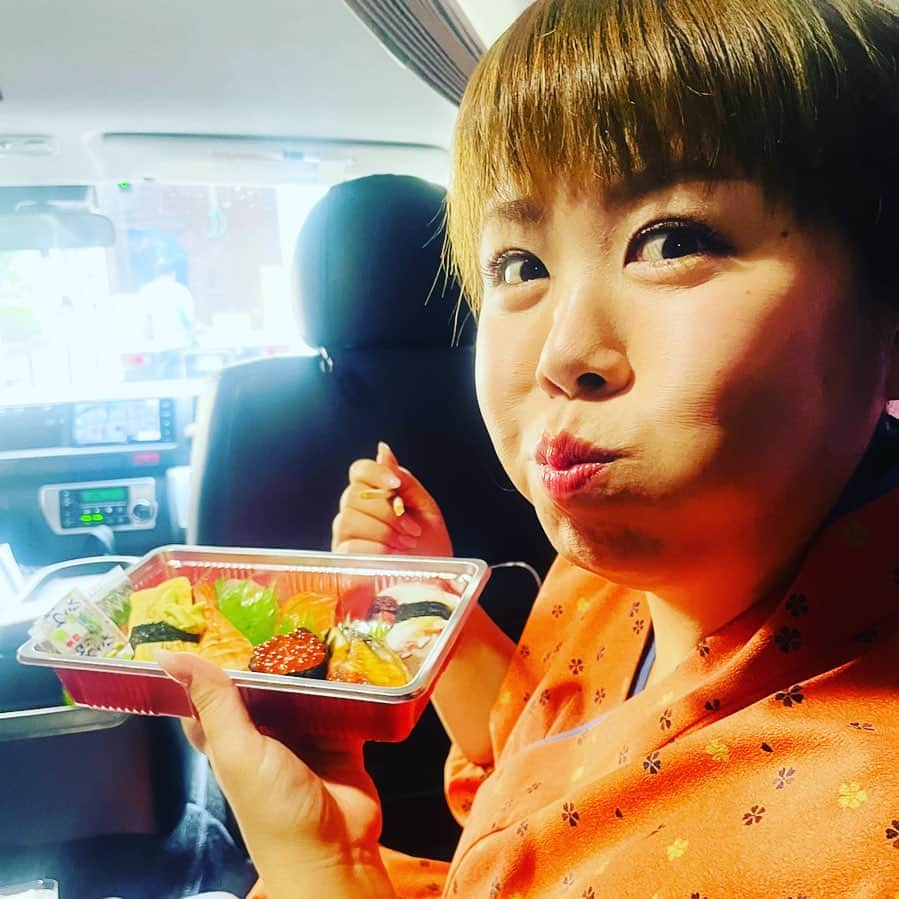 竹内知咲さんのインスタグラム写真 - (竹内知咲Instagram)「ロケ弁がお寿司‼️🍣 はっきり言うて大興奮🫀  #天才ピアニストますみ #ほんわかテレビ #すち天ビルヂング  #登るわよ」10月17日 19時16分 - tensai_pianist.takeuchi