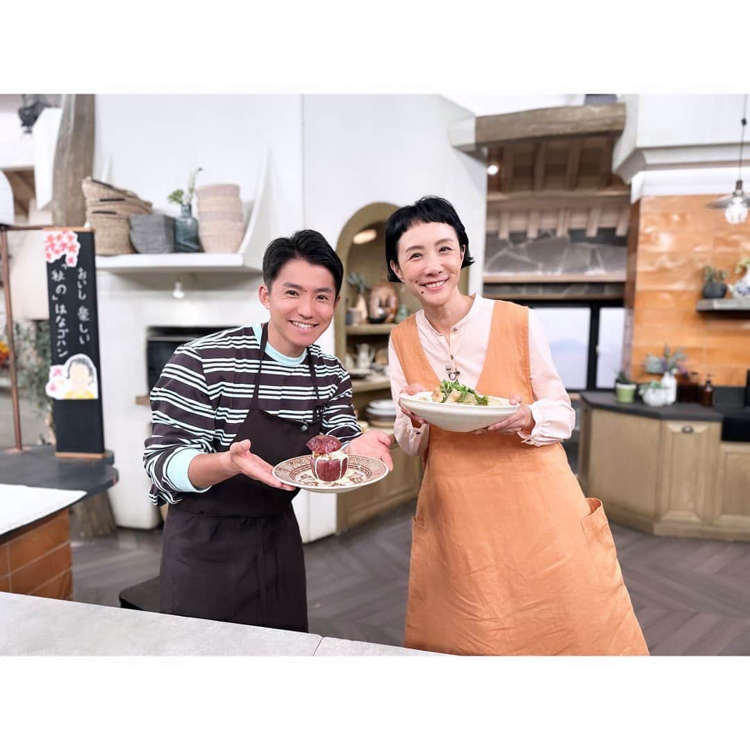 のインスタグラム：「明日10/18(水)21:00からEテレにて『きょうの料理』再放送❣️〆切まで楽しめる「大根と手羽元のエスニック煮込み」とデザートに「アップルクランブル」を作ります😊ちなみに、安藤アナウンサーは大学の後輩でした😳Sophiansがお送りする「きょうの料理」、見逃した方はぜひご覧ください✨ パンツ：@veritecoeur_atelier   パンプス：@loisir_official   アクセサリー：@noguchi.official エプロンワンピース : @kuraline_store and me🤭 スタイリスト：岡本純子 ヘアメイク：佐藤エイコ #きょうの料理」