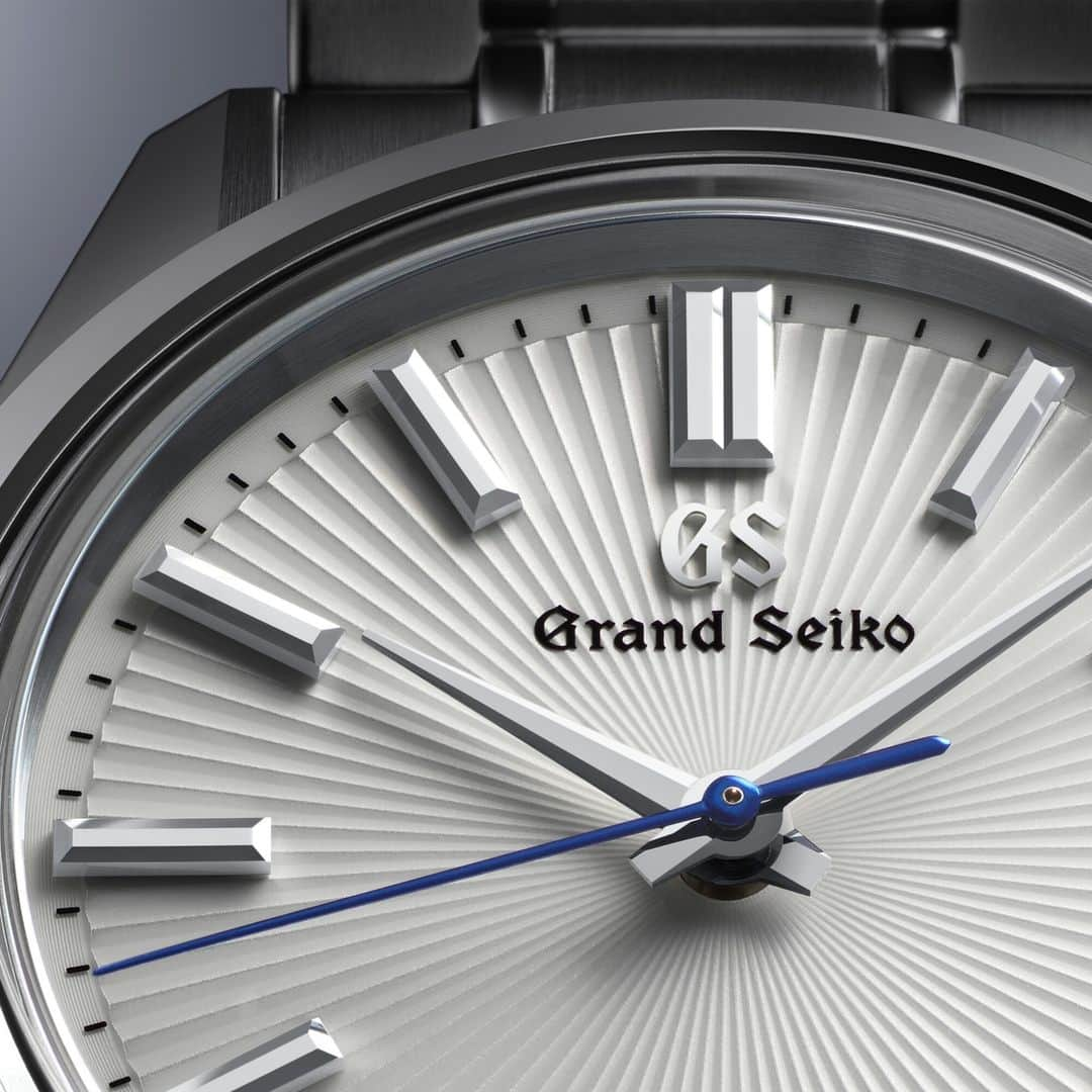 Grand Seikoさんのインスタグラム写真 - (Grand SeikoInstagram)「【New product】 #SBGW299 #SBGW297   The Grand Seiko Style that took shape in the 44GS finds inspiration in the straight lines and flat surfaces that can be observed in certain traditional Japanese objects, including paper sliding doors, folding screens, and folding fans, and this was the direction that was chosen for this watch’s dial as well. Its radiating pattern is created from a series of flat surfaces reminiscent of a folding fan, harmonizing with the 44GS case in a design that points to the roots of the Grand Seiko Style.  The color of the dials are available in two types: The dark-blue dial and the white dial with a vivid blued steel seconds hand.  #grandseiko #thenatureoftime #aliveintime」10月18日 18時00分 - grandseikoofficial