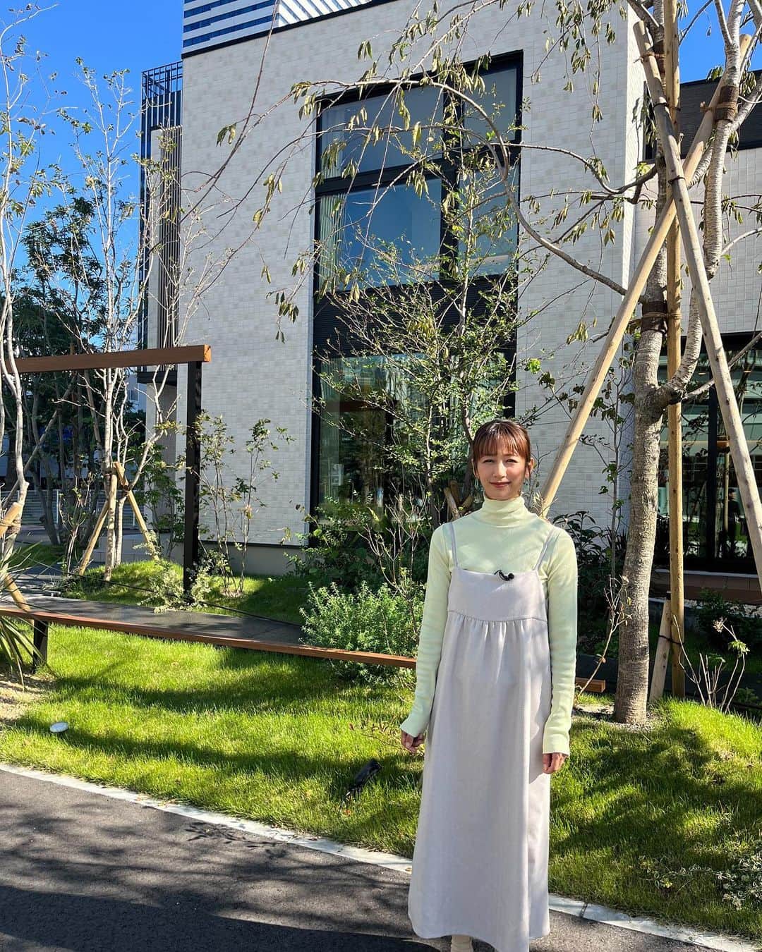 前田有紀のインスタグラム：「秋晴れの陽気が続いてますね。先日撮影で、みなとみらい地区に新しくできた先日アイメッセみなとみらいに行ってきました。3タイプのお家が並んでいて、それぞれにあったお花をご用意して飾っています。遊びに行くのもとてもワクワクするエリアなので、ぜひ気軽に覗いてみてください！ こちらのアイメッセみなとみらいでクリスマスのイベントも開催予定です♡  @ai_koumuten  hair&make up : @mii0918」