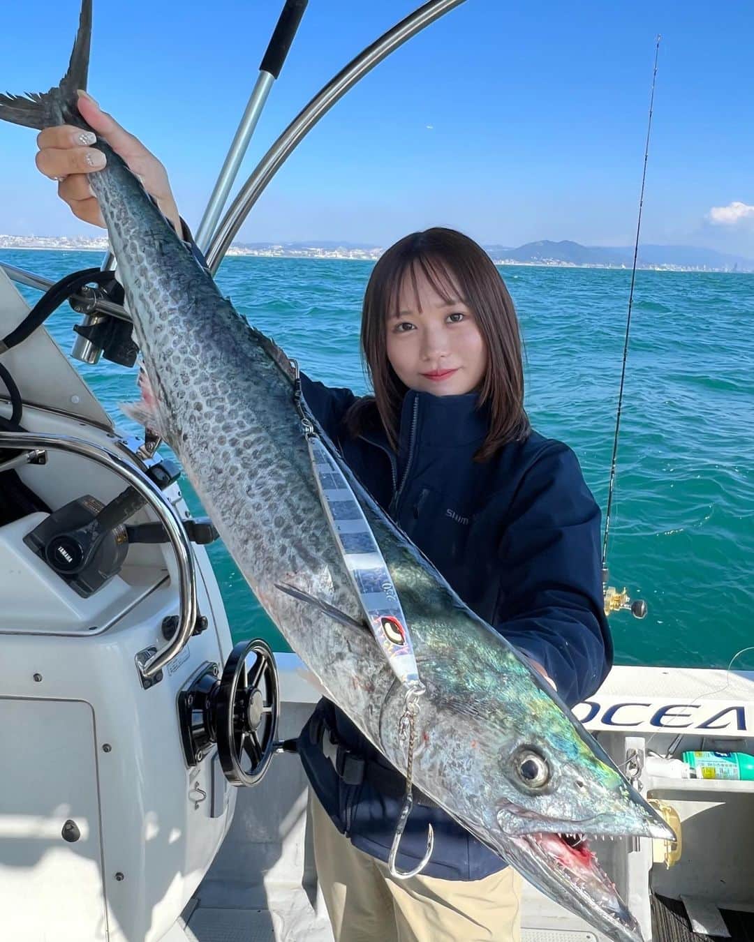 伊賀愛優菜のインスタグラム：「【 ご報告 】 この度 SHIMANO様と ( SHIMANO Support Angler ) 契約させて頂きました。  今まで以上に オフショアフィッシングと SHIMANO製品の魅力を発信させて頂きます  これからも アングラーとして成長していきたいと 思いますので 応援の程よろしくお願いします！  ･ 写真の釣果 10/16 シーパラダイスでの釣果です🐟✨️ 📍明石 ･ サワラ、釣り上げれた〜っ！🥰♡ ジグ:ロングウェーバーは太刀パターンにも 対応します！👍🏻 ̖́- ･ タックルデータ ロッド : SHIMANO  OCEA JIGGER FULLBEND B60-3 リール: SHIMANO  22NEW OCEA CONQUEST 300HG ジグ:SHIMANO OCEA Longwaver 290g ゼブラグロー ライン: TORAY  Jigging PE Power Game X8 1.5号 リーダー: TORAY  PowerGame LURE LEADER FLUORO 5号 ･ ウェア: SHIMANO オプティマルジャケット ネイビー ･ #shimano #オフショア #ジギング #釣り #青物ジギング #明石ジギング #鰤  #オシア #ocea」