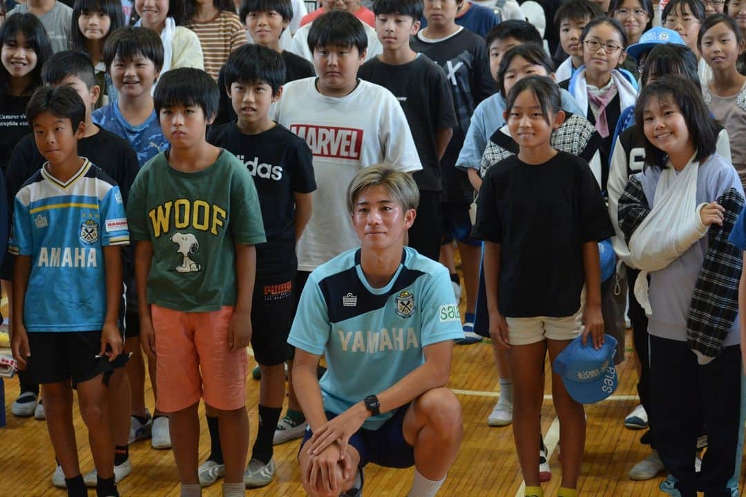 ジュビロ磐田さんのインスタグラム写真 - (ジュビロ磐田Instagram)「🏫#磐田市 小学校訪問レポート🏫  #藤原健介 選手は母校の磐田中部小学校を訪問✨ 先生から卒業文集に寄せた作文が読み上げられました👀  #シャレン  @iwatacity_official  @sensyukaijubilo」10月17日 19時27分 - jubiloiwata.official