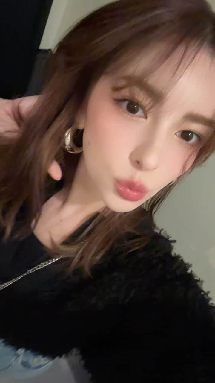 スミス楓のインスタグラム：「美味しいディナー食べてるんるんっや🍸🍽️ ストーリー載せよと思って久々にいっぱい自撮りしてwせっかくだから全部ここに載せちゃうだよ😗  このアイメイクお気に入り！🐈♡  あとね、 @cxcxrx_seki さんのトリートメントのおかげで髪がずっと生きてる。幸 髪伸びたっ」