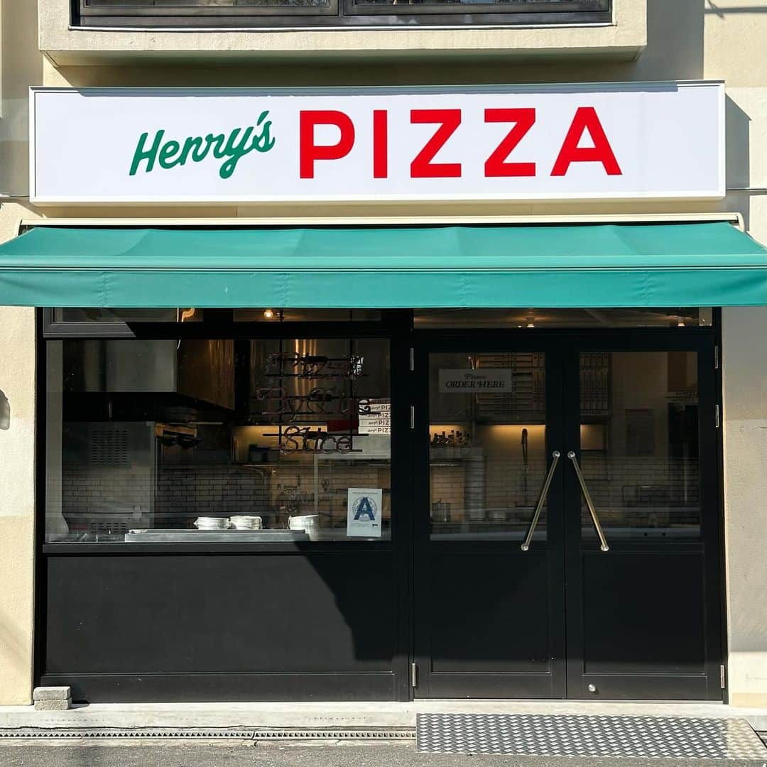 KEIさんのインスタグラム写真 - (KEIInstagram)「念願のHenry's PIZZA🍕😎💫 POPUPの下見も兼ねてずっと来たかった Henry's PIZZAに遊びに 可愛すぎる外観、ガーリックパン美味しすぎて 10個食べれる、、オススメ 11月みんなここでyouthloserのPOPUPです！ 楽しみすぎる🔥  大阪大満足の1日すぎた投稿でした #henryspizza #osaka」10月17日 19時19分 - keis_gram