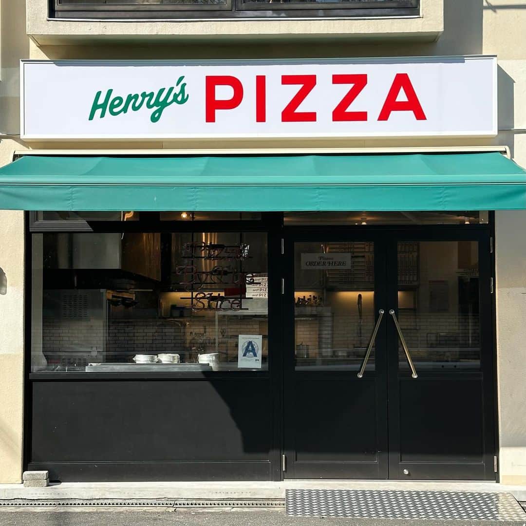 KEIのインスタグラム：「念願のHenry's PIZZA🍕😎💫 POPUPの下見も兼ねてずっと来たかった Henry's PIZZAに遊びに 可愛すぎる外観、ガーリックパン美味しすぎて 10個食べれる、、オススメ 11月みんなここでyouthloserのPOPUPです！ 楽しみすぎる🔥  大阪大満足の1日すぎた投稿でした #henryspizza #osaka」