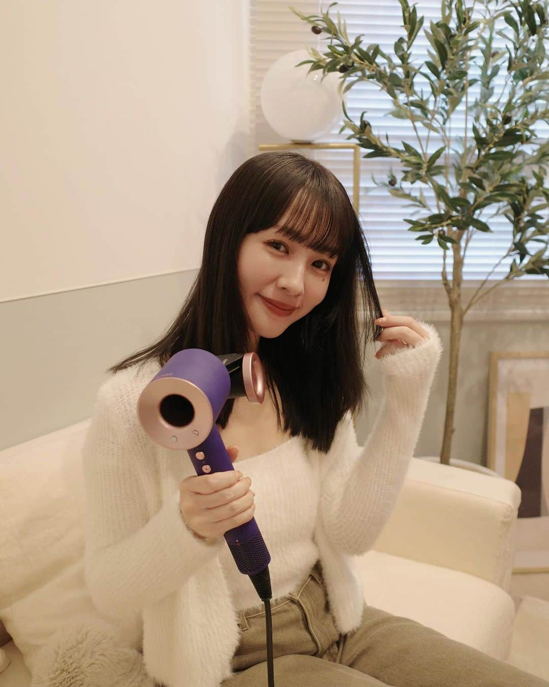 前田希美（まえのん）さんのインスタグラム写真 - (前田希美（まえのん）Instagram)「最新モデルのDyson Supersonic Shine ヘアドライヤーから新しく発売された 数量限定カラー『ビンカブルー／ロゼ』を プレゼントしていただきました。  3種類のアタッチメントを使い分けることで 低温なのに速乾で髪に優しく 美容院でブローしたような ツヤめく髪に仕上げてくれます。  ツヤ出しツールの2つのモードが、 浮き毛やうねりを抑えてくれるから 乾燥しやすいこれからの季節に特におすすめです☺︎  ピンクとブルーの色の組み合わせが大人っぽくてかわいい❤︎ これを使って憧れのツヤ髪、目指します。  #PR #ダイソン株式会社 #ダイソン #ダイソンビューティー #ダイソンスーパーソニック #まるでサロンブロー @dysonhair_jp」10月18日 19時00分 - maeda_nozomi