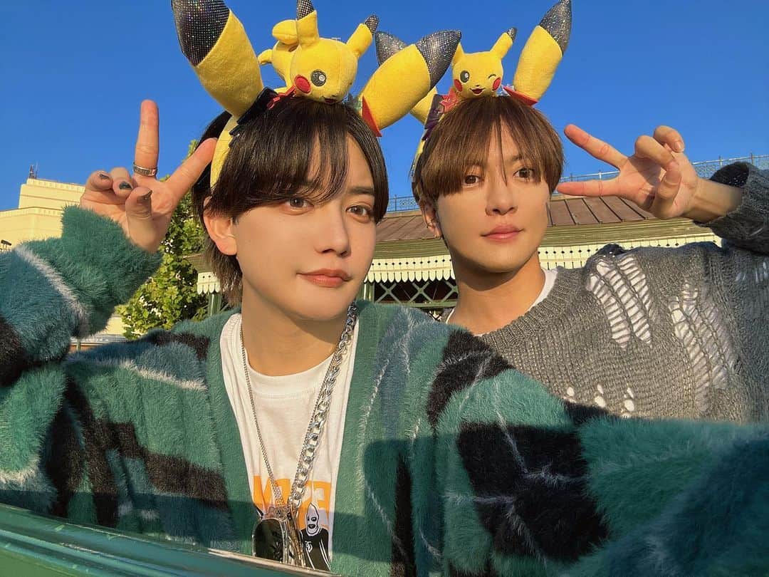 やっぴのインスタグラム：「27歳はどんな歳になるんだろうか〜🤔だいちと一緒にピカチュー🌎 #universalstudios」
