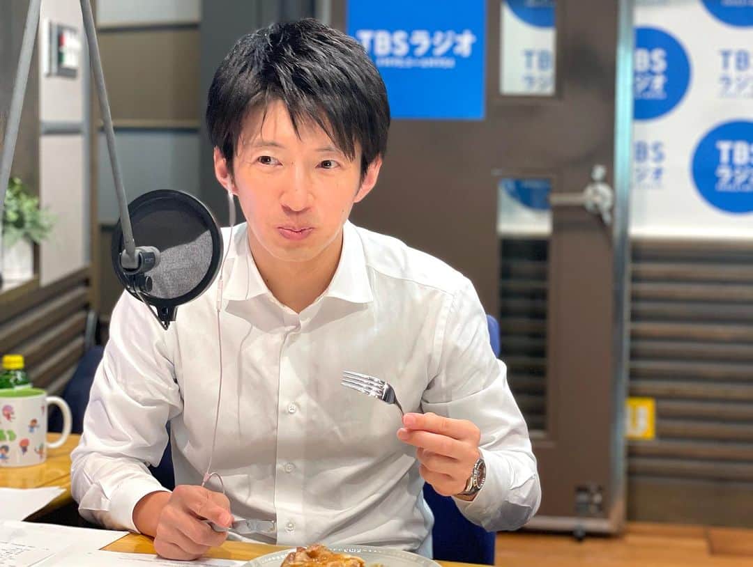 TBSラジオ「ジェーン・スー 生活は踊る」のインスタグラム：「. スタジオが ガリバタソースの香りに包まれる…🧄  香りだけで 白飯いけちゃうレベルでした🤤  #生活は踊る  #ジェーンスー  #杉山真也  #オレンジページ  #松田紀子」