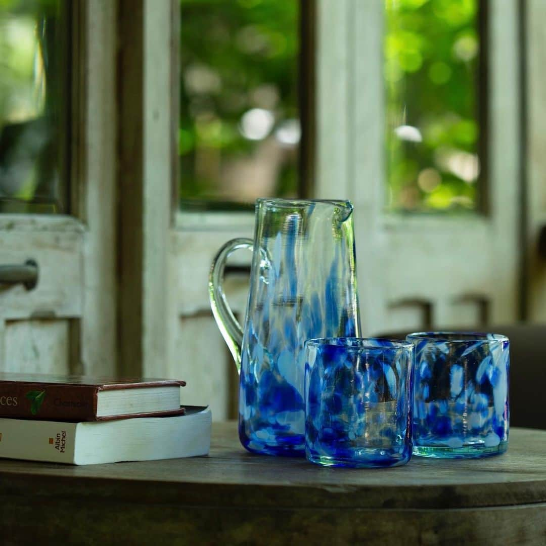 ベックスロックスのインスタグラム：「The Ombak jug set in collaboration with Bali Sama Sama is the your conscious choice to drink from.  ⠀⠀⠀⠀⠀⠀⠀⠀⠀ ‘Ombak’ meaning wave in Indonesian.  The jug set comes with 2 matching tumblers celebrating the Art of Glassblowing, mastered to the very best quality whilst supporting the local Balinese  village economy as well as being environmentally friendly.  ⠀⠀⠀⠀⠀⠀⠀⠀⠀ A limited edition series available now with express worldwide DHL shipping.  ⠀⠀⠀⠀⠀⠀⠀⠀⠀ Responsibly made Regenerative  Recycled  Reimagined ⠀⠀⠀⠀⠀⠀⠀⠀⠀ The Return to Responsible luxury.  ⠀⠀⠀⠀⠀⠀⠀⠀⠀ To order head to www.rcollectivestudio.com  . . . . . . ⠀⠀⠀⠀⠀⠀⠀⠀⠀ ⠀⠀⠀⠀⠀⠀⠀⠀⠀  #TheArtofSlow #TheArtofGlassblowing #Responsiblymade  #recycledglass #artisanmade #sustainableluxury #tabletop #homeware #glassblowing #ombak #rcollectivehome #curatedstoriesandobjects」