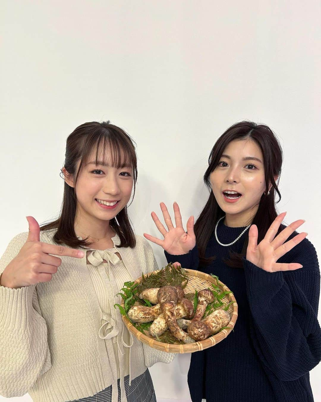 住本結花のインスタグラム：「. きょうのニュースでは礼子ちゃんが 秋の味覚マツタケを紹介しました いいな〜食べたいな〜 今年は時期が遅れているとはいえもう終盤らしいので 駆け込みで買おうか迷っています… 炊き込みご飯作りたい… .  #岩手県　#岩手　#岩手めんこいテレビ　#めんこいテレビ　#アナウンサー　#住本結花　#Iwate  #衣装　#mitライブニュース　#マツタケ　#松茸　#秋の味覚」