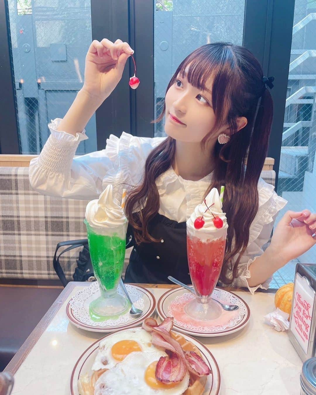 上野露葉さんのインスタグラム写真 - (上野露葉Instagram)「妹とかわいいカフェいった🍴 なかよしなんだ～v( ˙꒳​˙ ○)  #カフェ #カフェ巡り #cafe #原宿カフェ #hohokamdiner #クリームソーダ #フレンチガーリー #ハーフツイン #ベロアリボン」10月17日 19時21分 - tsuyuha_nmks