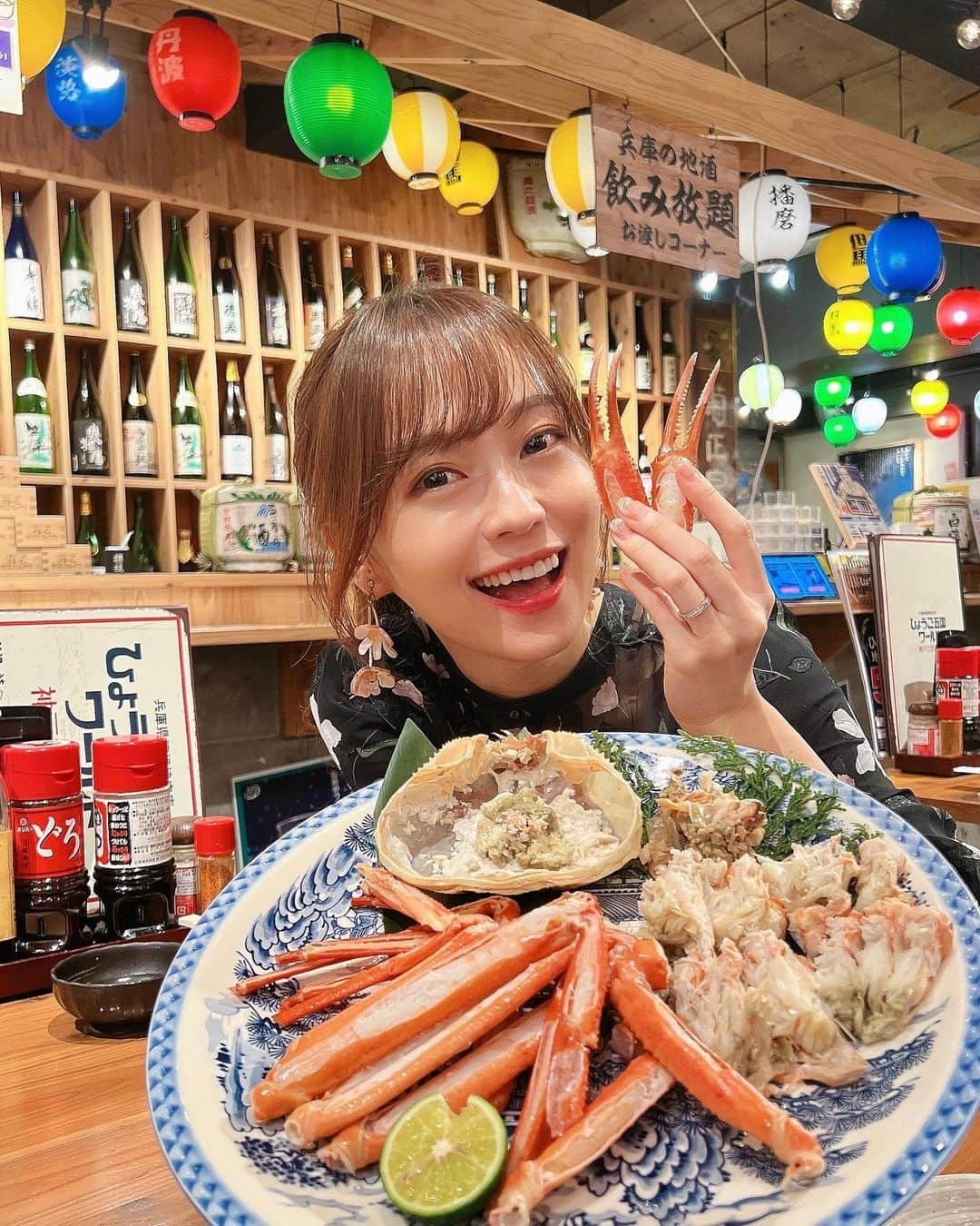 みき みーやんさんのインスタグラム写真 - (みき みーやんInstagram)「カニにテンション上がる女🦀🤣 . カニの町『兵庫県香住町』と三宮・元町の 飲食店がコラボした香住ガニをふんだんに使ってる スペシャルメニューを食べてきた🦀🤣💕  @kami_kankou  欲張って3店舗回ってきたよ🚶‍♀️ . ✅ひょうご五国ワールド @world_one_group  贅沢にも丸々一匹🦀身もしっかり詰まってて これでなんとこの日は¥2,999‼️（時価） ここは地酒も種類豊富だから お酒片手にカニ身ほぐしながら大人な時間を過ごしてみてー🤤 . ✅KOBE ITALIAN & WINE CREDO @kobe.credo  香住ガニを使ったトマトクリームパスタ🍝 ほぐしたのちょろちょろ入ってるんでしょ？ って思ったら結構身が入ってて満足度高い！ 味もしっかり目だからワインとの相性も良さそう🍷🤭 . ✅グリルDAITO @grill_daito  オーブンで焼き上げたカニクリームコロッケだから 衣はサクッと薄め♡そして中から カニクリームがとろーっと溢れ出てくる🥺🦀 ハンバーグもジューシーで どれも白ごはんと合うううぅ🤤 . . 今回のフェアは和・洋・中とさまざまな ジャンルの香住ガニ料理が食べられるから 1店舗と言わず何店舗も巡り隊できるやつだよ😏w コラボしてるお店は16店舗あるから ぜひチェックしてみて🦀❤ . １０月３１日まで開催されてるよ🤤👻 . . #PR#香住ガニ #カニ料理 #香住ガニフェア #神戸グルメ #神戸デート #神戸ランチ #香美町#神戸ディナー #グリルDAITO #CREDO #ひょうご五国ワールド #グルメ女子 #三宮グルメ #三宮ランチ #三宮デート #神戸三宮 #関西モデル #フリーモデル #ポニーテール女子 #ランチ巡り #卒花 #卒花嫁 #イヤリング #蟹料理#地酒#ナチュラルメイク#🦀」10月17日 19時22分 - mi_yan0101