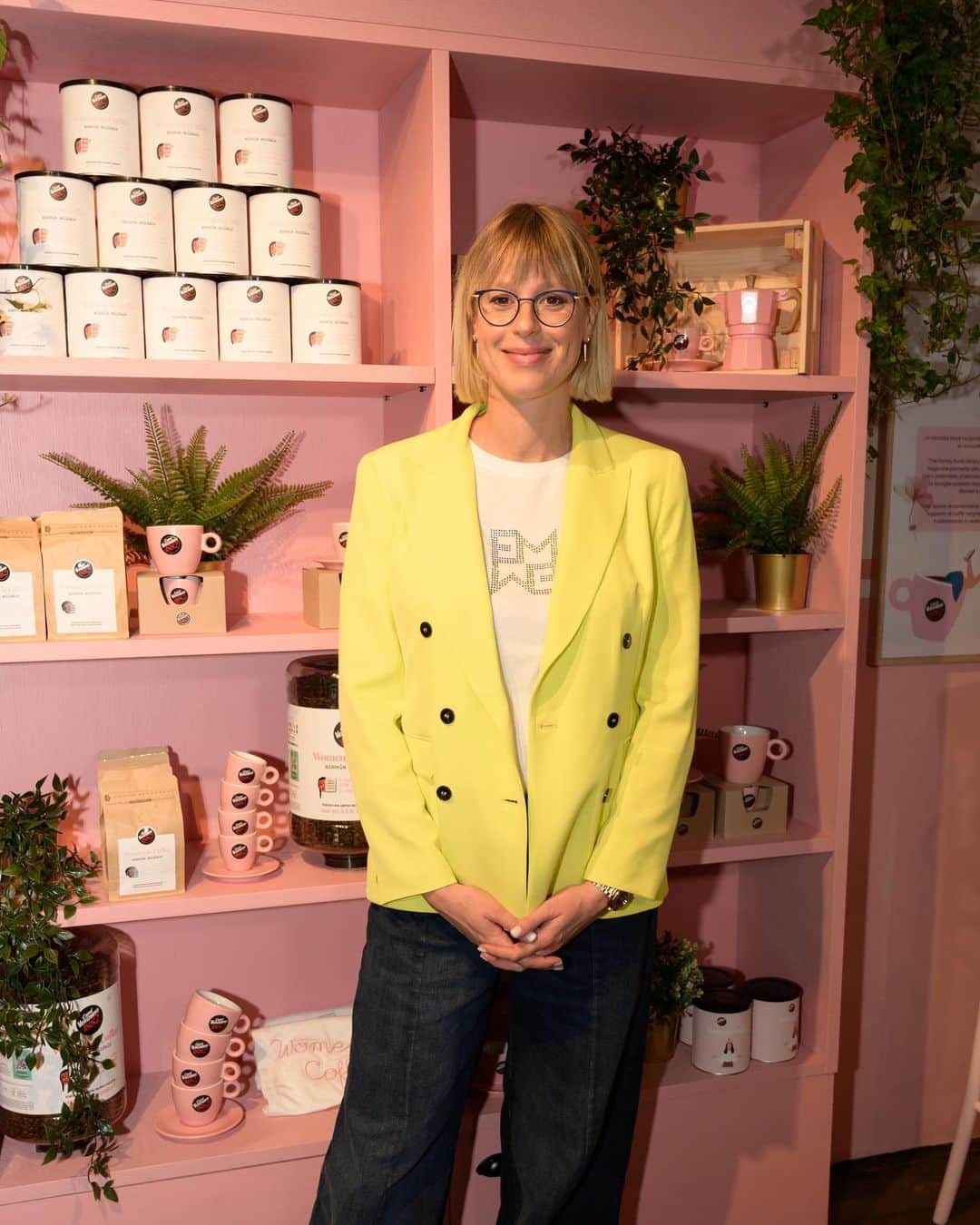 フェデリカ・ペレグリニのインスタグラム：「Women in Coffee continua a supportare le donne…  e la @fede.academy con nuove borse di studio (#staytuned 💕)per regalare un sogno ai giovani talenti che crescono !! 🖤  #girlspower 😌👊🏻」