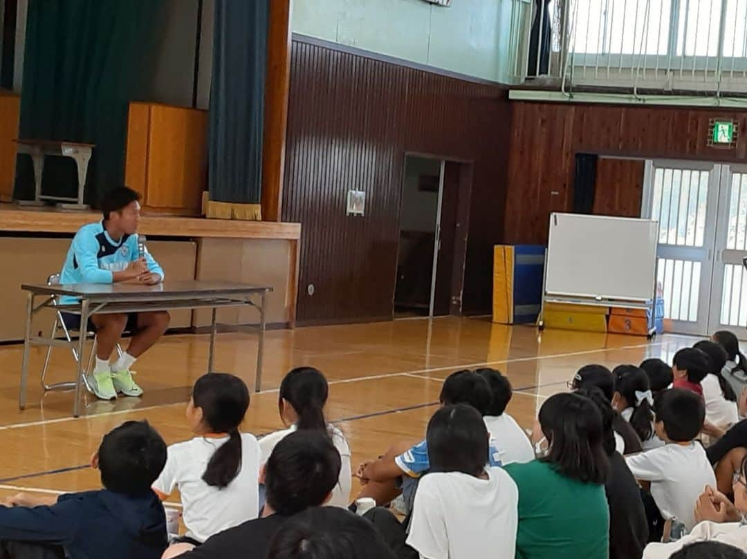 ジュビロ磐田さんのインスタグラム写真 - (ジュビロ磐田Instagram)「🏫#磐田市 小学校訪問レポート🏫  #山本康裕 選手は東部小学校を訪問。 児童からの「磐田といえば？」という質問に「ジュビロ磐田」と答え、 自身のジュビロ愛を見せました💙   #シャレン  @iwatacity_official  @sensyukai.jubilo」10月17日 19時23分 - jubiloiwata.official