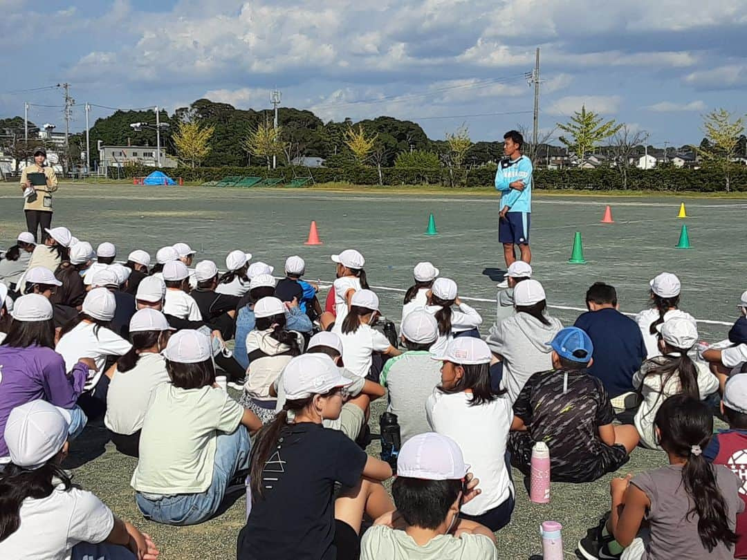 ジュビロ磐田さんのインスタグラム写真 - (ジュビロ磐田Instagram)「🏫#磐田市 小学校訪問レポート🏫  #山本康裕 選手は東部小学校を訪問。 児童からの「磐田といえば？」という質問に「ジュビロ磐田」と答え、 自身のジュビロ愛を見せました💙   #シャレン  @iwatacity_official  @sensyukai.jubilo」10月17日 19時23分 - jubiloiwata.official