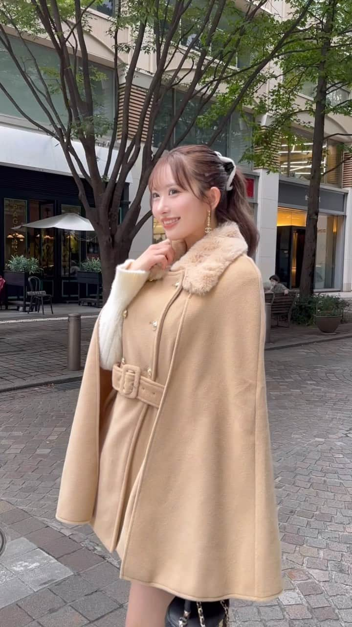 伊藤桃々のインスタグラム：「発売前から大好評なこれ🤎 着てたら間違いないファーケープコート🐒🤍  あざとかわいすぎる 今年のアウターはこれで大優勝🥇 @cherimi_official   #秋冬コーデ」