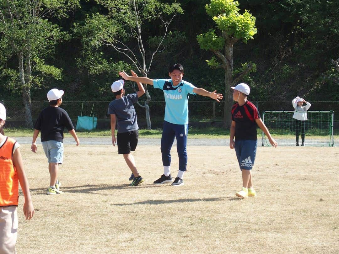 ジュビロ磐田さんのインスタグラム写真 - (ジュビロ磐田Instagram)「🏫#磐田市 小学校訪問レポート🏫  #上原力也 選手の訪問先は向笠小学校。 ミニコートでのサッカー対決の最中、 自チームの児童が得点するとみんなでハイタッチする場面も🙌  #シャレン  @iwatacity_official  @sensyukai.jubilo」10月17日 19時25分 - jubiloiwata.official