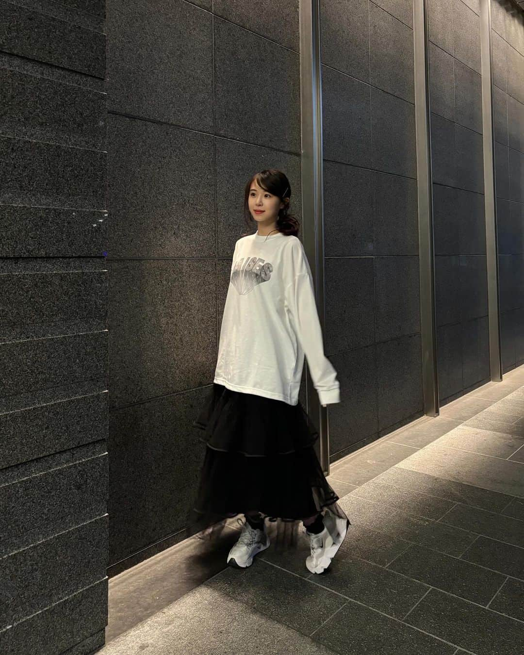 籠谷さくらさんのインスタグラム写真 - (籠谷さくらInstagram)「.  .  tops: @retrogirl_official  skirt: @emsexcite   可愛すぎてずっと着てたい🪐🧡  #emsexcite #retrogirls #コーデ#ファッション#コーディネート#coordinate#  #fashion #ootd #style#チュールスカート」10月17日 19時25分 - komoriya_sakura_official