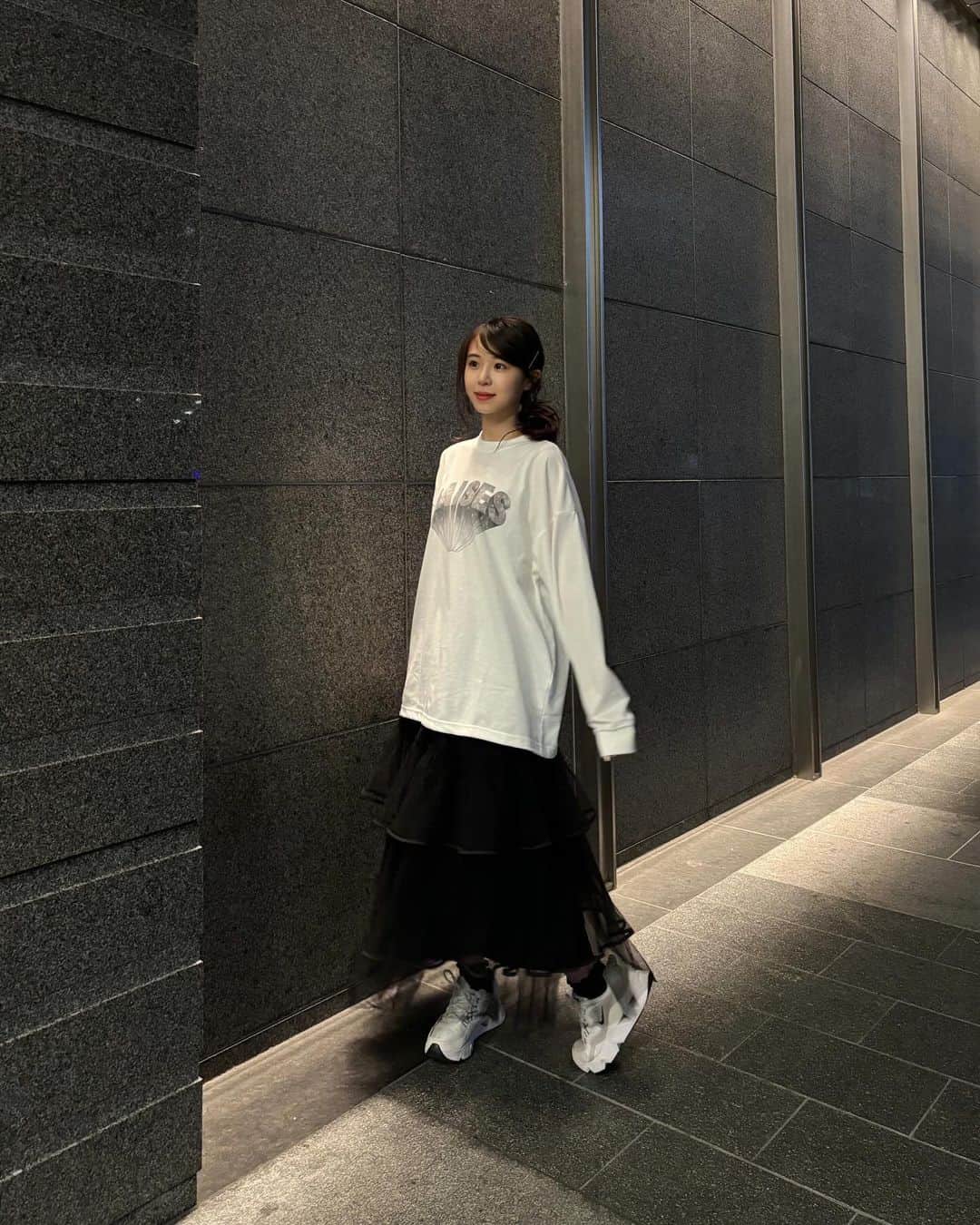 籠谷さくらのインスタグラム：「.  .  tops: @retrogirl_official  skirt: @emsexcite   可愛すぎてずっと着てたい🪐🧡  #emsexcite #retrogirls #コーデ#ファッション#コーディネート#coordinate#  #fashion #ootd #style#チュールスカート」