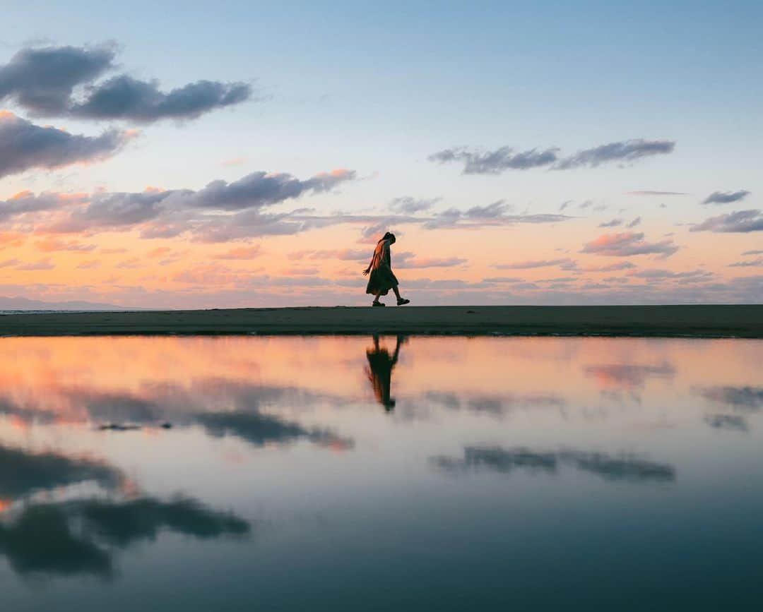 yukiのインスタグラム：「・ #海 #夕暮れの空 #リフレクションのある景色  #僕らが見ている風景 __________________________ 日々の撮影記事やコラム更新中！ ・・・・・・・・・・・・・・・ ◉FAN限定サイト◉ https://www.fansnet.jp/sty830 __________________________」