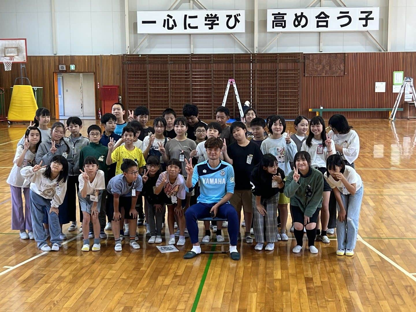 ジュビロ磐田さんのインスタグラム写真 - (ジュビロ磐田Instagram)「🏫#磐田市 小学校訪問レポート🏫  磐田西小学校を訪問した #松原后 選手は、 前日まで修学旅行だった児童の皆さんに 自身の修学旅行の思い出も話しました🍁 　 #シャレン  @iwatacity_official  @sensyukai.jubilo」10月17日 19時26分 - jubiloiwata.official