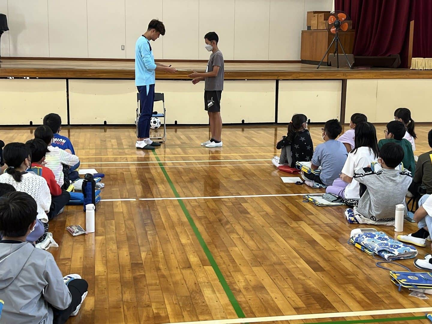 ジュビロ磐田さんのインスタグラム写真 - (ジュビロ磐田Instagram)「🏫#磐田市 小学校訪問レポート🏫  磐田西小学校を訪問した #松原后 選手は、 前日まで修学旅行だった児童の皆さんに 自身の修学旅行の思い出も話しました🍁 　 #シャレン  @iwatacity_official  @sensyukai.jubilo」10月17日 19時26分 - jubiloiwata.official