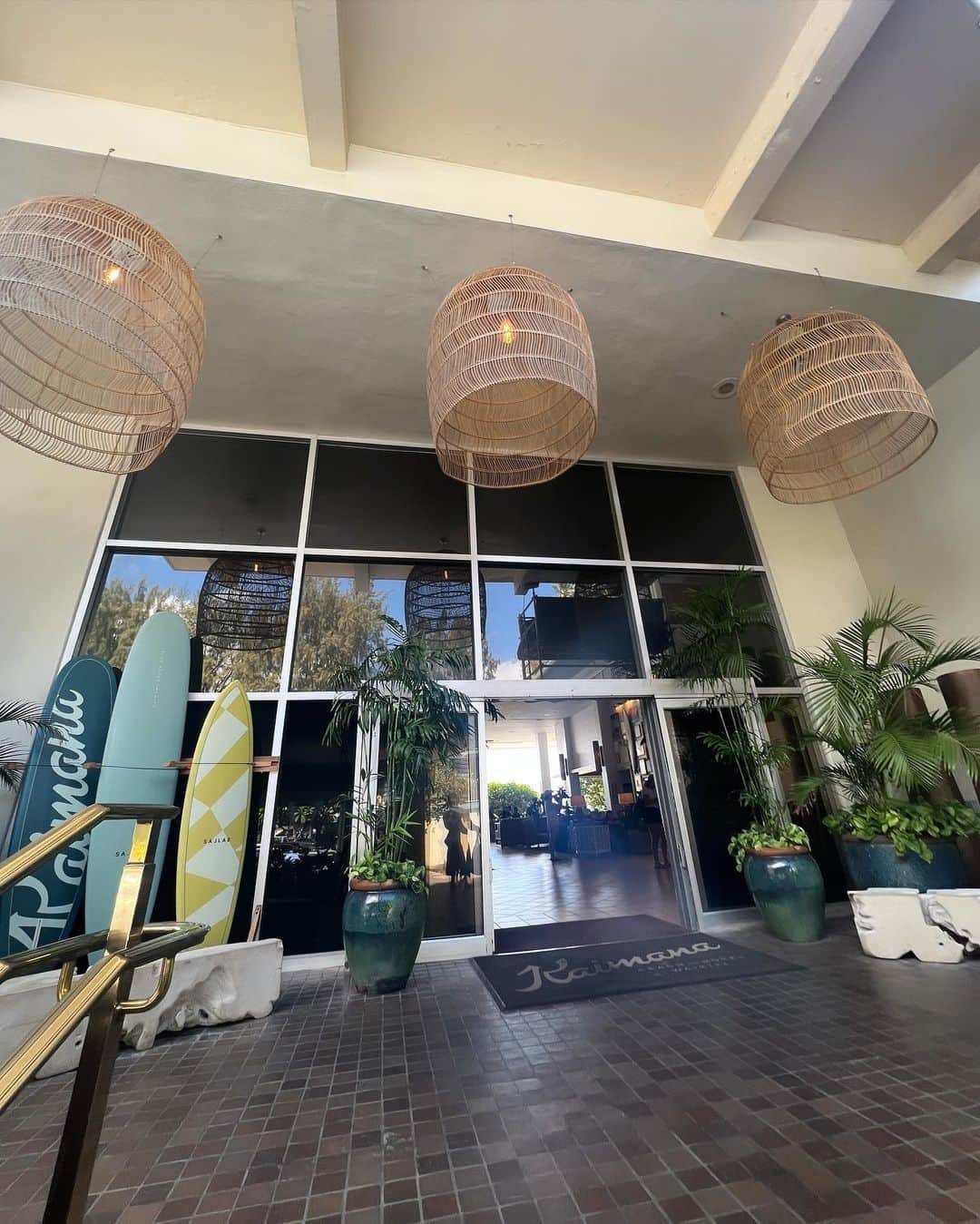 朝風れいさんのインスタグラム写真 - (朝風れいInstagram)「💛🌴𝙷𝙰𝚄𝚃𝚁𝙴𝙴🌴💛  元祖エッグベネディクトなのかな？🥚 エッグベネディクトって、大好きで…🥹 あればいつも頼んじゃうくらいだから、このHawaii滞在中、何回食べたか分からないくらい😂  あ、あれ？盛ってるかも。多分、これ含め、2.3回かも🤣爆  それに比べたら、パンケーキを一回も食べなかったのは、悔やまれるところだから、リベンジ旅しなきゃかな😇  でも、多分ここだけの話、に国内で食べるエッグベネディクトの方が美味しい気がする🫢🫢🫢🫢🫢  #eggbenedict #classic #classiceggsbenedict #hautree #hautreelanai  #kaimana #kaimanabeach #kaimanabeachhotel  #trip #travel #hawaii #oahu #waikiki   #thekahala #thekahalahotelandresort #september #memories」10月17日 19時36分 - rei.wd