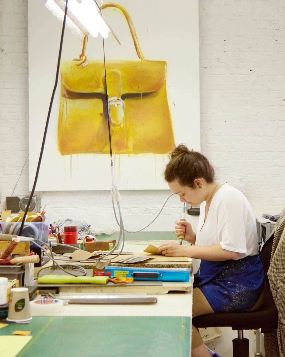 デルボーのインスタグラム：「Handcrafted in Brussels since 1829.⁣ ⁣ Delvaux’s history of savoir-faire is deeply embedded in the Maison. The original atelier opened in Brussels in 1829. Since 1994, our headquarters, design studio and production ateliers are located on the Arsenal site, a collection of former military barracks built in the late 19th century. All of Delvaux’s designs are handcrafted by artisans in our Belgian and French ateliers.⁣ ⁣ #Delvaux」