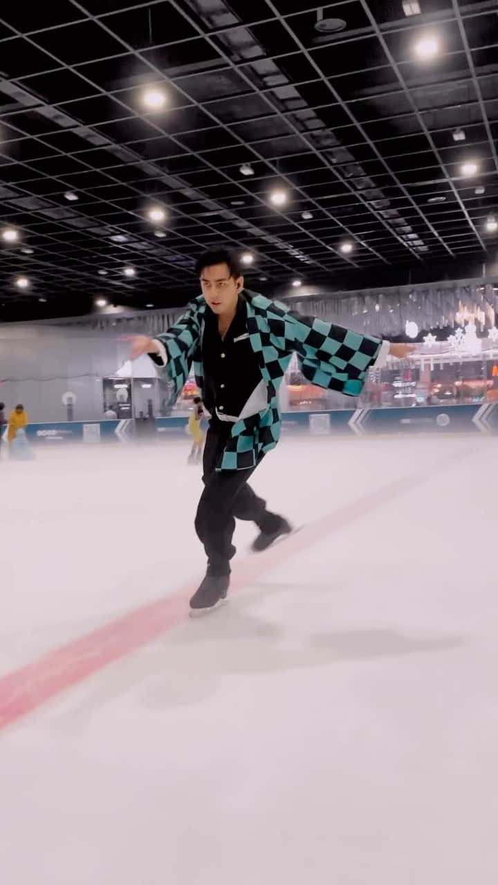 マイケル・クリスチャン・マルティネスのインスタグラム：「Freeskate Footwork 🙈 #demonslayer #figureskating - @antonychengpix 📸」