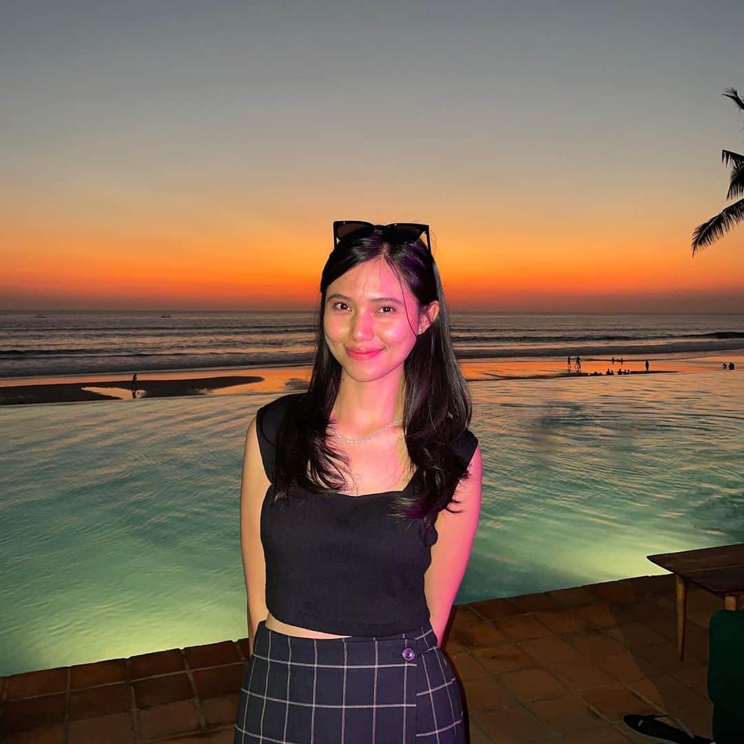 のインスタグラム：「Forever that girl that gets really excited when the sky is in pretty colors✨🧡」