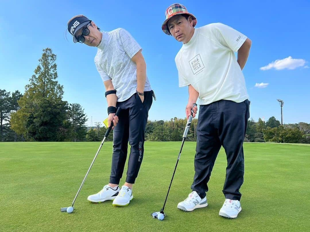 黒田アーサーのインスタグラム：「今日はココリコ遠藤君との ゴルフ⛳️対決でした！  THE片手パター対決！  2人とも片手パターなので、 負けた方が片手パター封印 を賭けての対戦でした💪😆  9ホールのストローク対決！ 果たして結果はいかに‼️😊  遠藤君のYouTube番組 ｢ココリコ遠藤のへんなカタチ｣の 配信を楽しみにして下さい😉✨  #ココリコ遠藤のヘンなカタチ  #遠藤章造vsゴルフ  #片手パター対決 #配信をお楽しみに  #ピンアパレルジャパン  #ピンゴルフジャパン  #市原ゴルフクラブ市原コース  #素晴らしいコースでした」