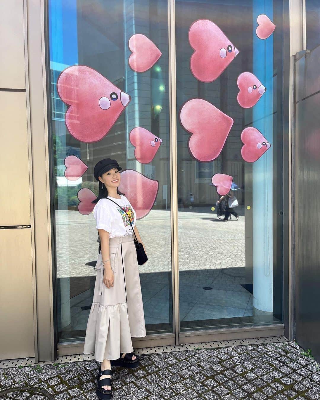 のインスタグラム：「10月の投稿とは思えない、真夏の写真です🤳  今年の夏は横浜・みなとみらいがポケモンだらけになっていて夢のようでした🫧  YouTubeでは先にアップしていますが、少し前にパーソナルカラー・顔タイプ・骨格診断をしてきたので結果をお伝えします！  パーソナルカラーは、 1stサマー2ndウィンター  顔タイプは、ソフトエレガント  骨格は絶対にウェーブだと思っていましたが、華奢なストレートという予想外の結果でした！  YouTubeでは診断中の様子も載せているのでぜひご覧ください✨  #時差投稿 #ブルベ #ソフトエレガント #骨格ストレート #ポケモン ♡」