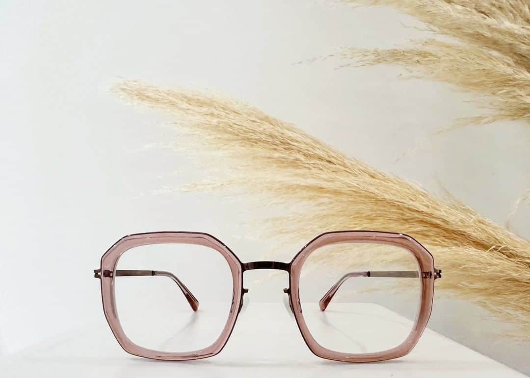 のインスタグラム：「【ACETATE RINGS "MERVI PuepleBronze/MelRose"】  レンズは丸みをおびたスクエアシェイプですがリムのアウトラインが多角形となっていたり、 ステンレスのフレームにリム部分にアセテートリングを施し異素材を組み合わせたりと、こだわりの詰まった新作のMERVIです。  ACETATE RINGS "MERVI PuepleBronze/MelRose"  The lenses have a rounded square shape, but the rims have a polygonal outline, The new "MERVI" is a stainless steel frame with acetate rings on the rims, combining different materials, and is full of attention to detail. _____ #mykita  #eyewear  #eyewearfashion  #マイキータ  #メガネ」