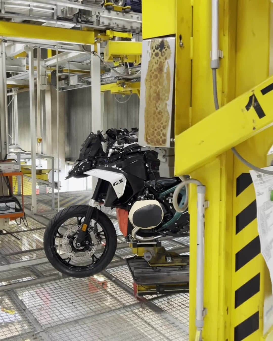 BMW Motorrad Japanのインスタグラム：「進化した車体とエンジン、そして数々の新装備を持つ #R1300GS。 ベルリンの工場では、すでに生産がスタートしています。  #ThePacesetter  #MakeLifeARide #R1300GS #BMWMotorrad」