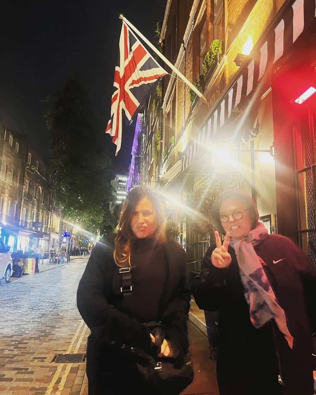 ロージー・オドネルのインスタグラム：「bye bye london #greattimehadbyall」