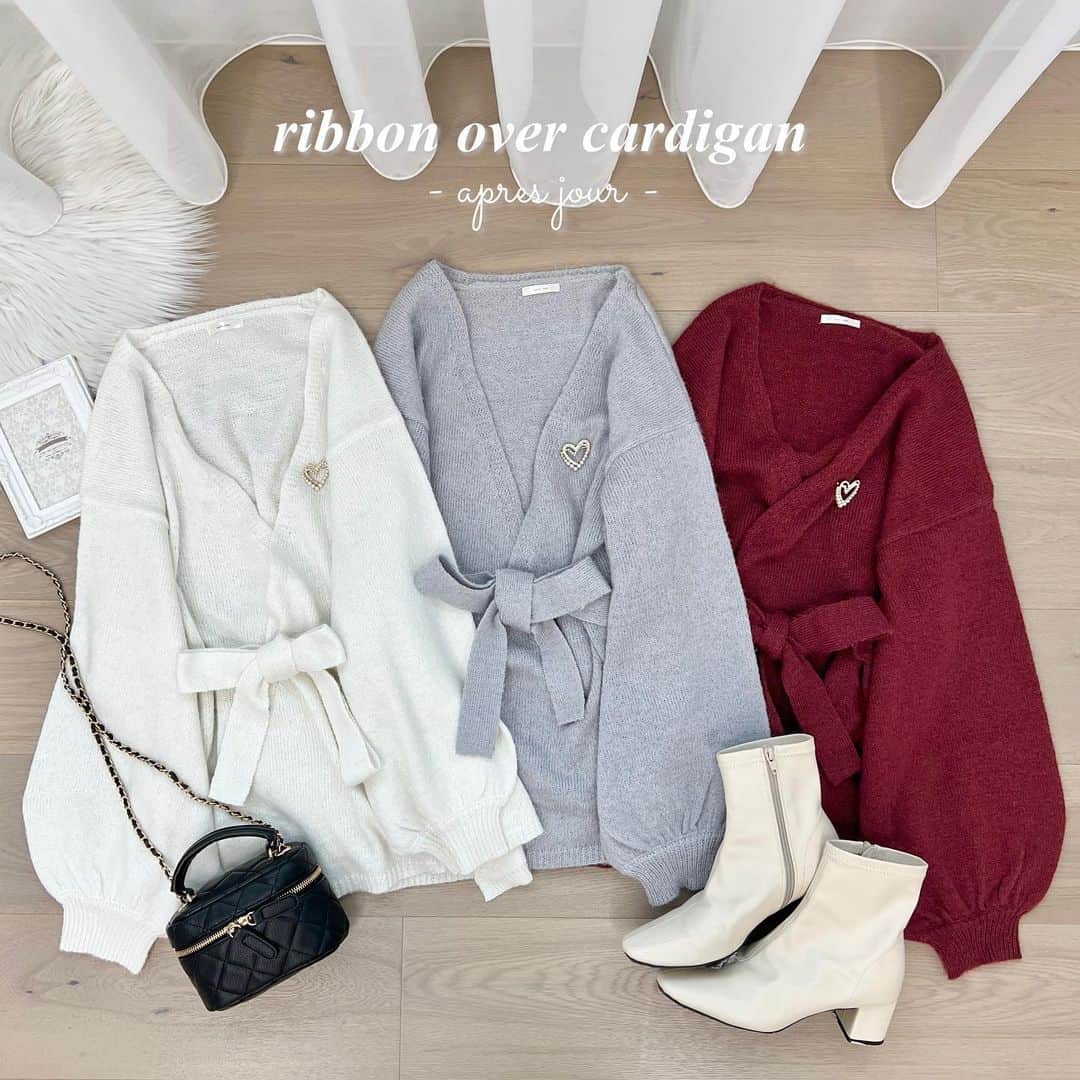 apres jour(アプレジュール) のインスタグラム：「【new arrival🎀】10/19(thu) 21:00〜 ⁡ ◆ゆるふわオーバーサイズが可愛いリボンカーディガン♡ ⁡ ゆるっとオーバーサイズなシルエットなので、 秋冬のあざと可愛い女の子にぴったりなアイテムです！ ⁡ ウエスト紐は取り外しが可能です。 前開きで羽織りとしても、リボン紐を絞めていただいても、 さまざまなスタイリングを楽しんでいただけます◎ ⁡ ハートのブローチが付属でついており、 ワンポイントが欲しいときに付けて着用いただけます。 取り外しも可能なのでニットのシンプルな形を楽しみたい方も！ ⁡ #リボン＋オーバーカーディガン 商品番号🔎986763 サイズ…F/XL ¥4,595(taxin) ⁡ #チャイナボタンロングワンピース 商品番号🔎984898 サイズ…F/XL ¥5,595(taxin) ⁡ ⁡ こちらの画像はインスタ用に加工しておりますので、カラーの雰囲気が実際の商品と異なる場合がございます。 商品ページにてカラーのご確認をお願い致します。 ⁡ #ZOZOでしか買えない #アプレジュール #アプレ部」