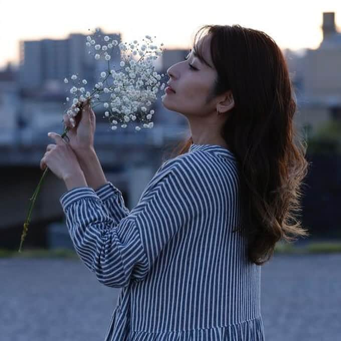 有馬綾香さんのインスタグラム写真 - (有馬綾香Instagram)「霞草と夕日🌇  ママのワンピースとかすみそうが良い味だしてくれました😌」10月17日 19時38分 - ayakaarima