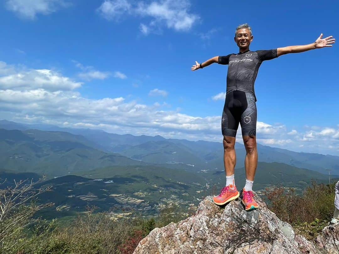 竹谷賢二のインスタグラム：「先週末は四国は高知県の土佐町Happinessスポーツクラブの設立10年記念式典に招かれ、素晴らしい環境の中、気さくな皆さんと遊ぶ、食べる、飲むを満喫！  特別講演「人生を変える 大人になってからのスポーツとの関わり」という題目で、私の半生を振り返った話しをば。  ・生涯現役 ・チャレンジを楽しむ ・今までの自分よりもこれからの自分  いつも念頭に置いているこれらは、まさに今までの人生で得た生きる指針。  老若男女、皆んなでカラダを動かして楽しみ、健康と地域の活性化を目指す総合型地域スポーツクラブの魅力を大いに実感、#エンデュアライフ とはカタチは違えど目指す方向には共通項もあり、共感出来ることばかりで嬉しかった。  また是非訪れたい！」