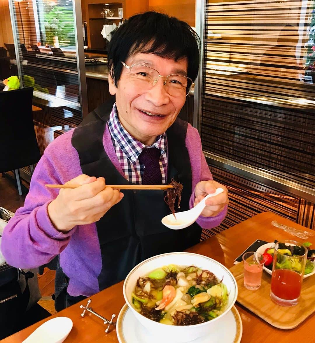 尾木直樹のインスタグラム：「「海藻ラーメン」食べたよ！美味しかったですーー今やどこに行ってもハロウィン一色^_^ ｰ #海藻ラーメン #ハロウィン🎃#お昼#尾木ママ#楽しい」